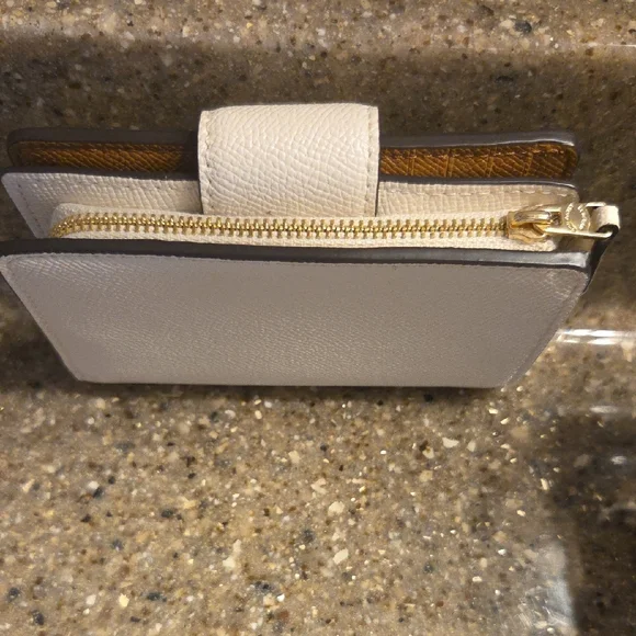 COACH Ivory Pebbled Wallet NEW WITHOUT TAGS - Picture 3 of 7